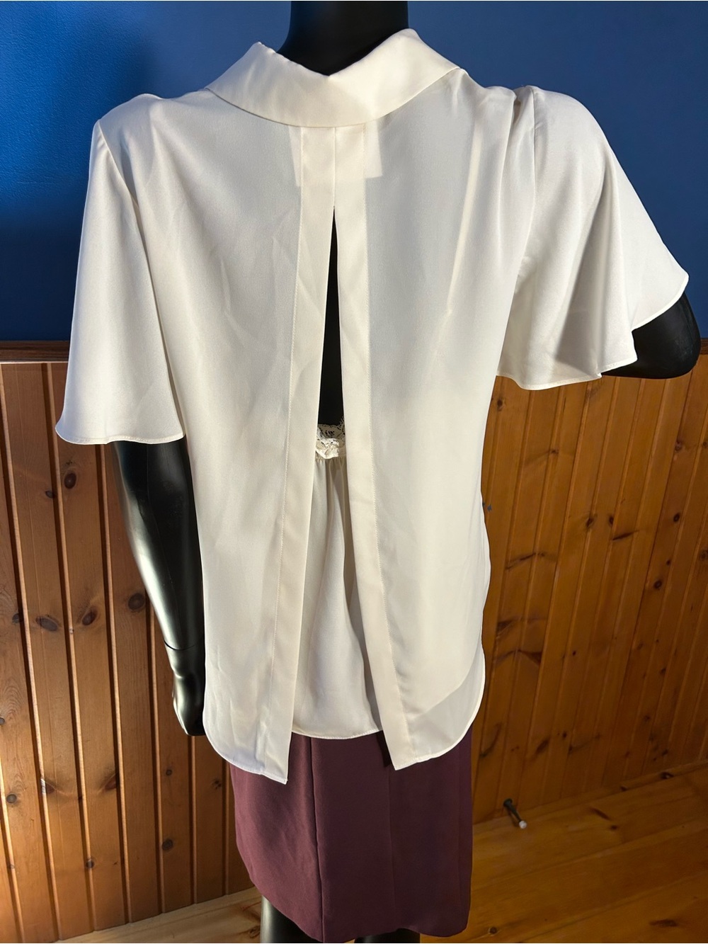 NWT Melanie Lyne Cream Button-Front Short Sleeve Blouse with Open Back with Lace